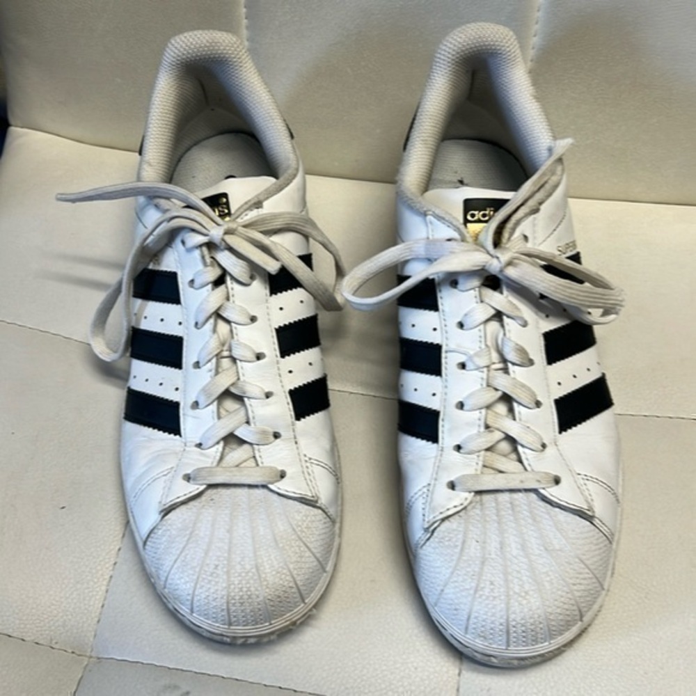 Adidas Originals Superstar white sneakers Size 71/2 Fair condition
